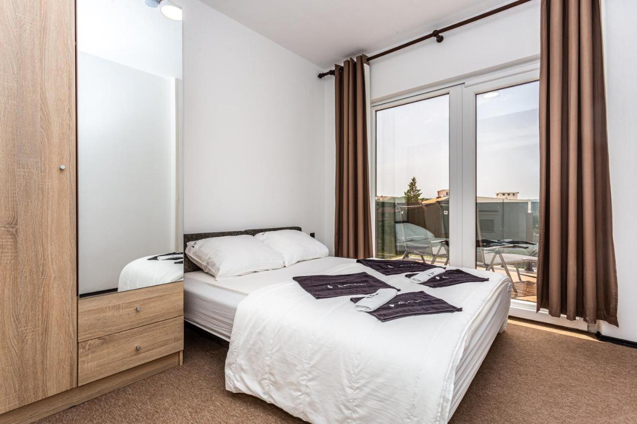 Smiljana Apartments Климно Экстерьер фото